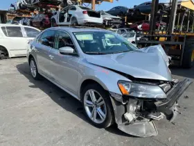 318.vw1o14 Volkswagen Passat 2014 Engine Oil Cooler 1068720